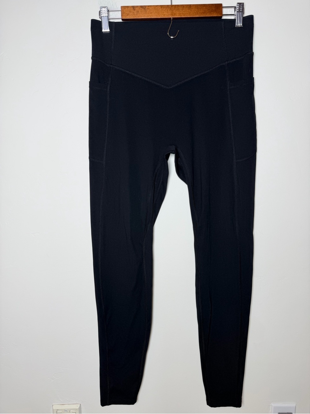 Halara UltraSculpt High Waisted Scrunch Butt Lifting Shaping Leggings L black - Picture 2 of 5